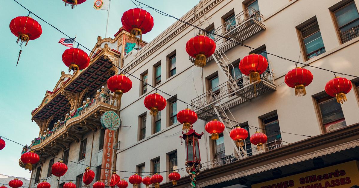 三藩市唐人街掛滿紅燈籠的建築,呼應唐人街傳統家庭與商家月曆印刷