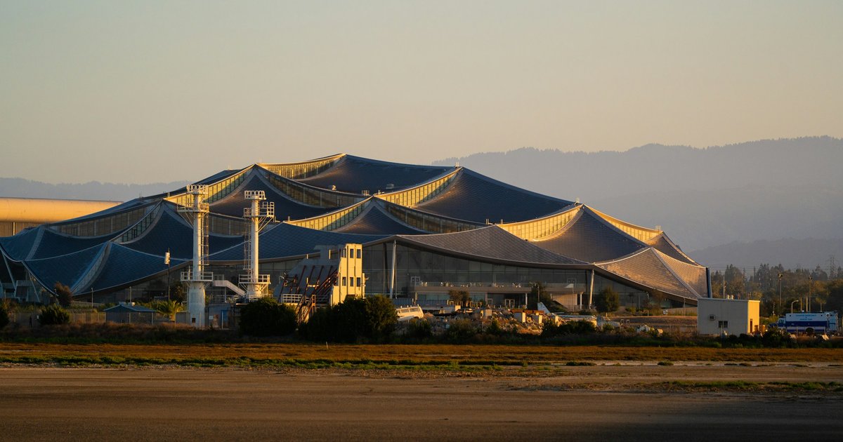 加州現代建築與獨特屋頂,呼應San Jose科技專業人士的月曆印刷